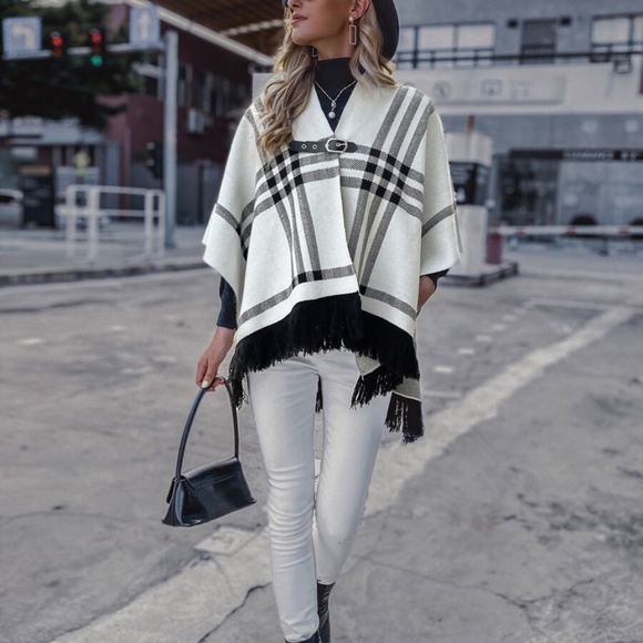 Classic plaid buckle closure tassel hem poncho cardigan - Picture 4 of 6